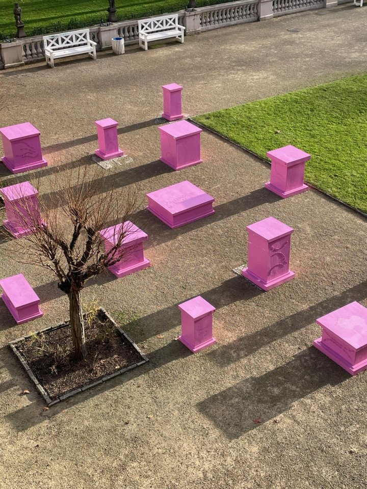 14 pinkfarbende Sockel stehen auf der Terrasse im Körnerpark
