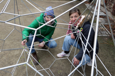 Elisa Dierson und Katja Marie Voigt hinter der 
