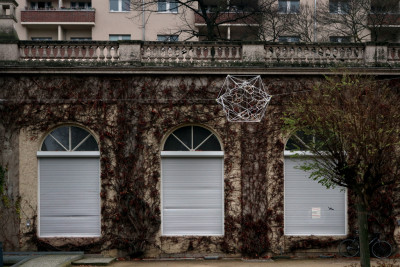 Vorderansicht der Galerie und der 