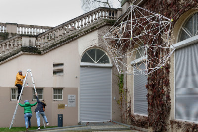 Die Künstlerinnen beim Anbringen ihrer Kunstinstallation