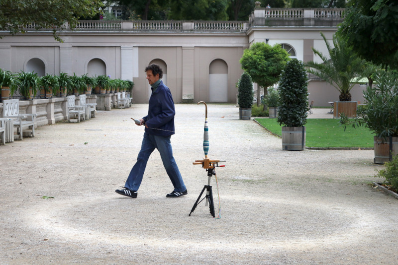 Im Körnerpark läuft ein Mann mit einem Faden um ein Spindel