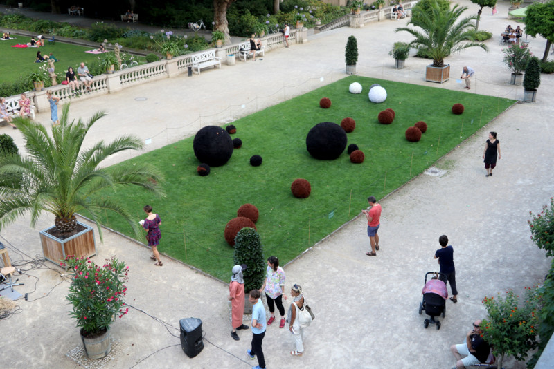Mit Fell überzogene Bälle liegen auf der Wiese vor der Galerie im Körnerpark