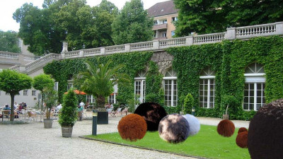 Stoffballen liegen auf der Terasse vor der Galerie im Körnerpark