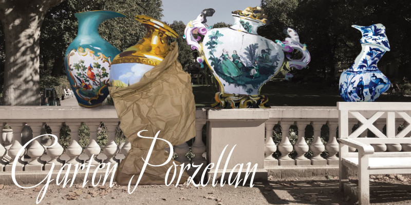 Bunt bemalte Vasen stehen auf der Ballustrade im Körnerpark