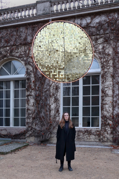 Die Künstlerin steht unter der Installation