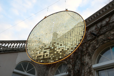 Goldene Installation vor der Galerie im Körnerpark