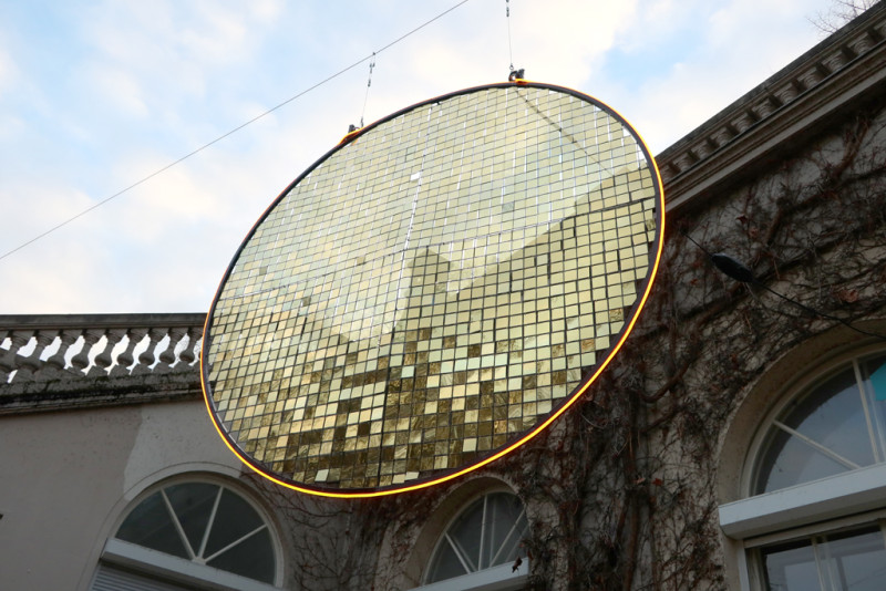 Goldene Installation vor der Galerie im Körnerpark