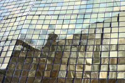 Detail der Installation: viele kleine quadratische Spiegel