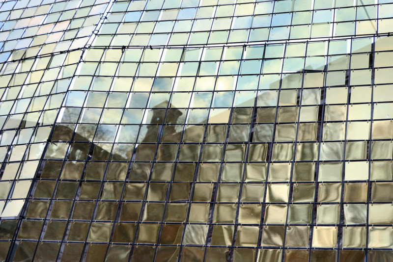 Detail der Installation: viele kleine quadratische Spiegel