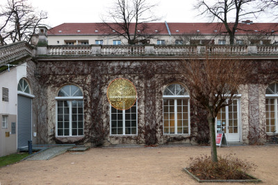 runde goldene Installation schwebt vor der Galerie im Körnerpark