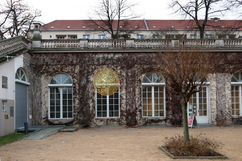 runde goldene Installation schwebt vor der Galerie im Körnerpark