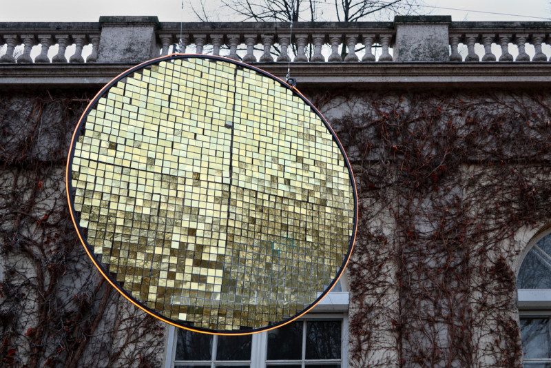 runde, goldene Installation schwebt vor der Galerie im Körnerpark