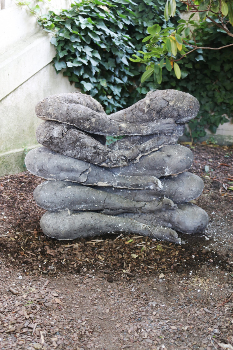 Skulptur von fünf übereinandergeschlagene Beinposen