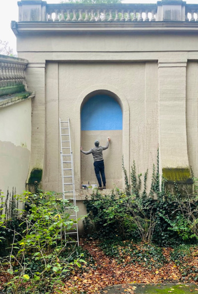 In Körnerpark, blue posters are displayed in the arcades of the wall.