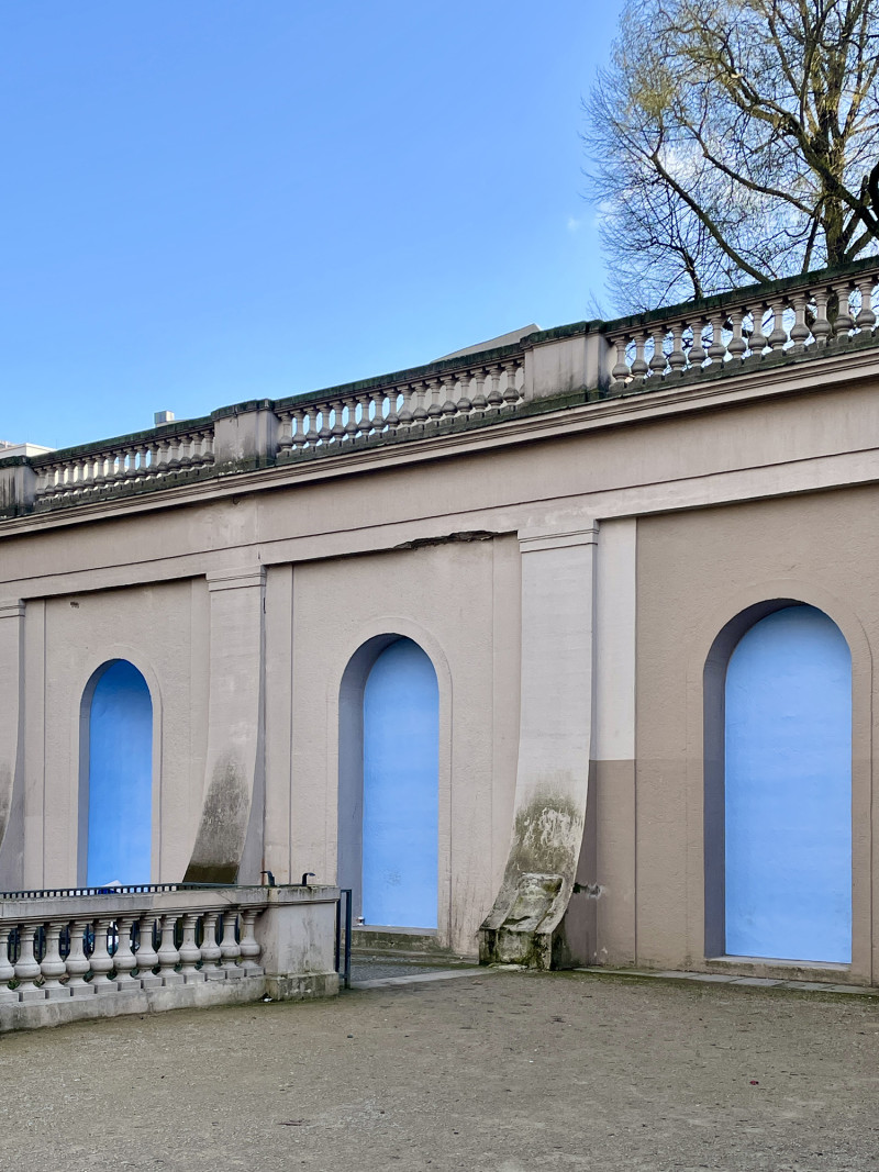 In Körnerpark, blue posters are displayed in the arcades of the wall.