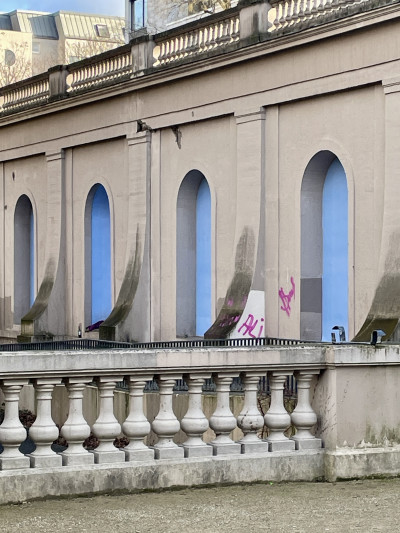 In Körnerpark, blue posters are displayed in the arcades of the wall.