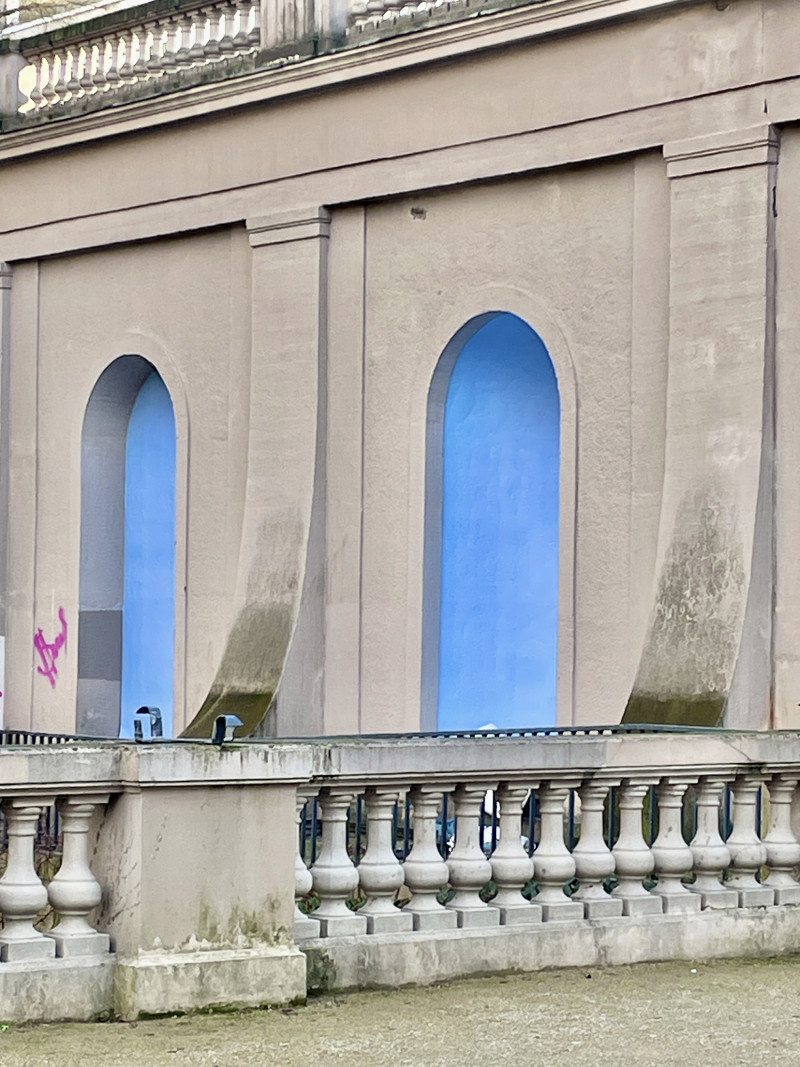 In Körnerpark, blue posters are displayed in the arcades of the wall.