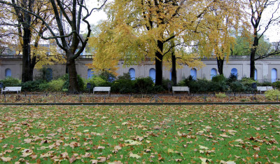 In Körnerpark, blue posters are displayed in the arcades of the wall.