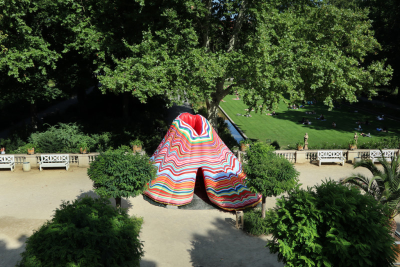 Ein bunter aufgeblasener Vulkan steht im Park