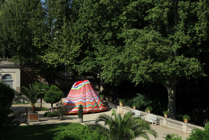 Ein bunter aufgeblasener Vulkan steht im Park