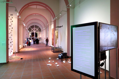 Ausstellungsansicht mit Personen im Raum