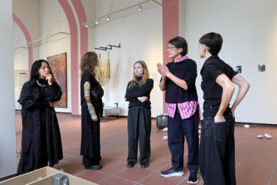 Personen besprechen einen Ausstellungsaufbau