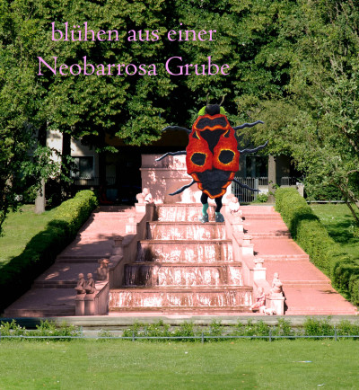 Rote Feuerwanze in Menschengröße steht in der Brunnenanlage der Galerie im Körnerpark.