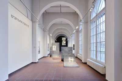 Blick durch die gewölbten Ausstellungsräume der Galerie im Körnerpark mit installierten Kunstwerken und großen Fenstern