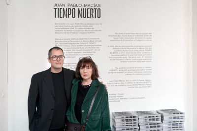 The artist Juan Pablo Macías stands arm in arm with the curator Angelika Stepken