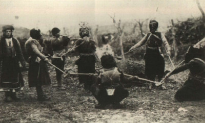 Traditionelle Kukeri-Masken und -Rituale aus Bulgarien, fotografiert vor 1945.