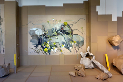 Ausstellungsansicht der mit karton ausgelegten Ausstellungsfläche