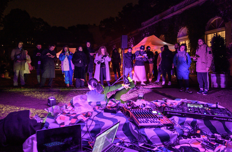 Performance von dem Kollektiv Soy Division zum 40-jährigen Jubiläum der Galerie im Körnerpark