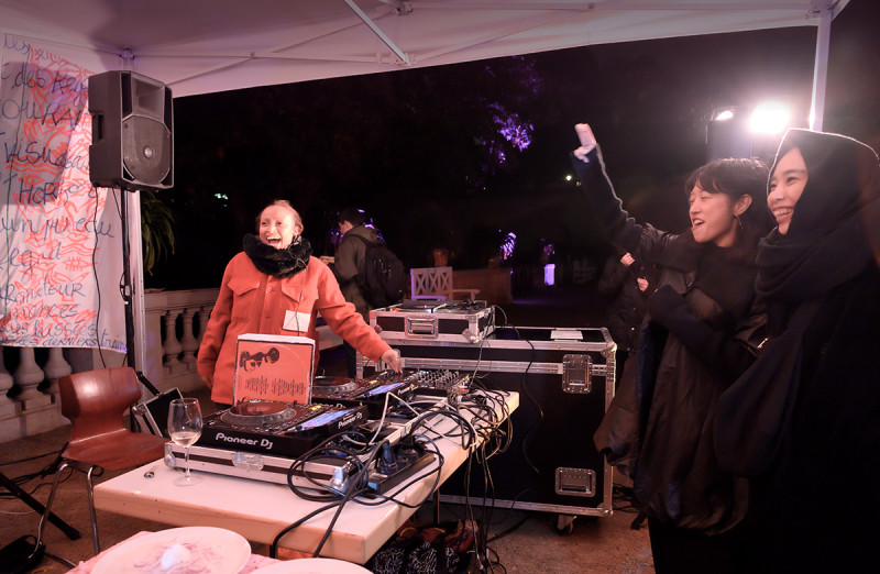 Maryisonacid vom Kollektiv African Acid is the Future macht das musikalische Rahmenprogramm, rechts zwei tanzende Besuchende