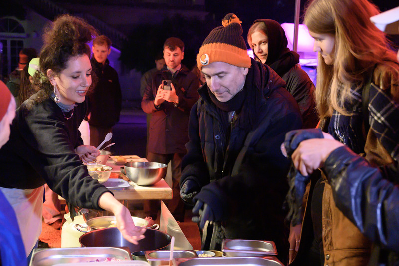 Das Kollektiv LaLoVe’s Kitchen lädt das Publikum ein sich mit Reis, Bohnen und Kochbananen gegenseitig zu bedienen, miteinander zu kochen, zu essen und über Essen als Nahrung im Sinne eines Gemeinschaftsgefühls in Zeiten des Wohlstandes zu reflektieren. Verschiedene Besuchende schauen ihr hierbei zu