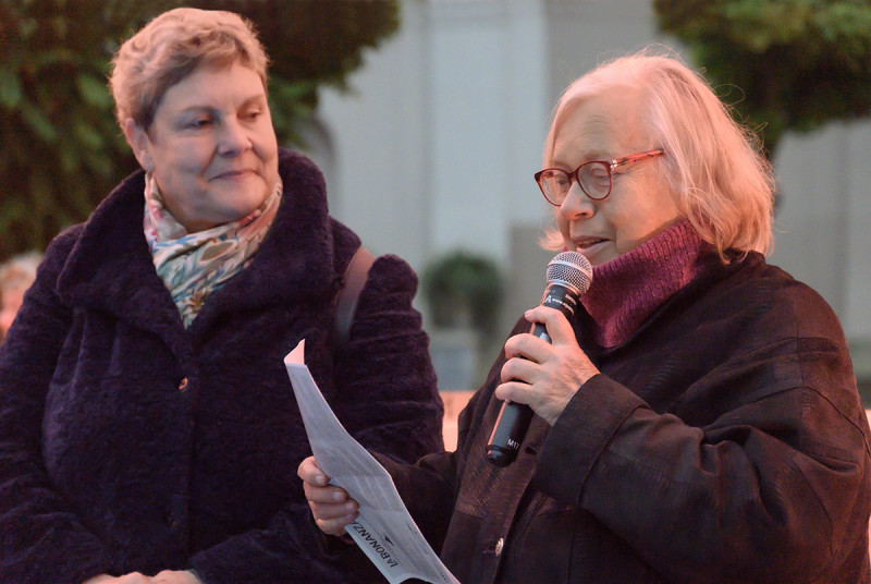 Dr. Dorothea Kolland, Leiterin des Kulturamts Neukölln 1981 – 2012 (rechts), begrüßt die Besucher*innen und berichtet von den Höhepunkten der Galerie im Körnerpark der letzten 40 Jahre