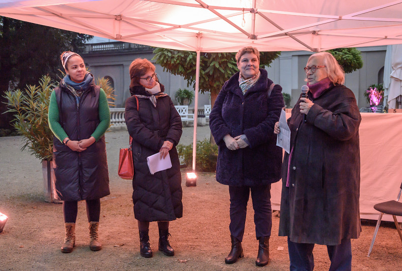 Begrüßungsrede mit Yolanda Kaddu-Mulindwa, Leiterin der Kommunalen Galerien Neukölln; Dorothee Bienert, Leiterin des Fachbereichs Kultur; Karin Korte, Stadträtin für Bildung, Kultur und Sport und Dr. Dorothea Kolland, Leiterin des Kulturamts Neukölln 1981 – 2012 (v.l.n.r).