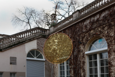 Eine runde Installation aus goldenen kleinen Kacheln hängt vor der Galerie im Körnerpark