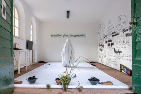 Eine Ausstellung von Innen fotografiert. Dort sieht man die Installation der Künstlerin muSa