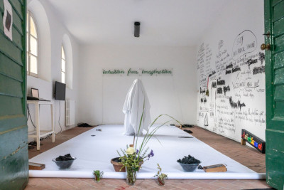 Eine Ausstellung von Innen fotografiert. Dort sieht man die Installation der Künstlerin muSa