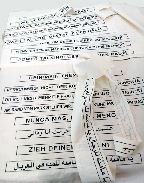 Verschiedene Botschaften in verschiedener Sprache auf Textil